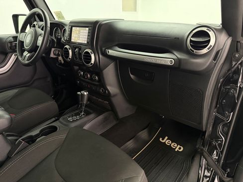 Used 2018 Jeep Wrangler Unlimited Rubicon w/ Connectivity Group AWD/4WD image 25