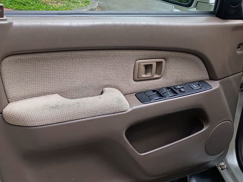 Used 2000 Toyota 4Runner SR5 AWD/4WD image 13
