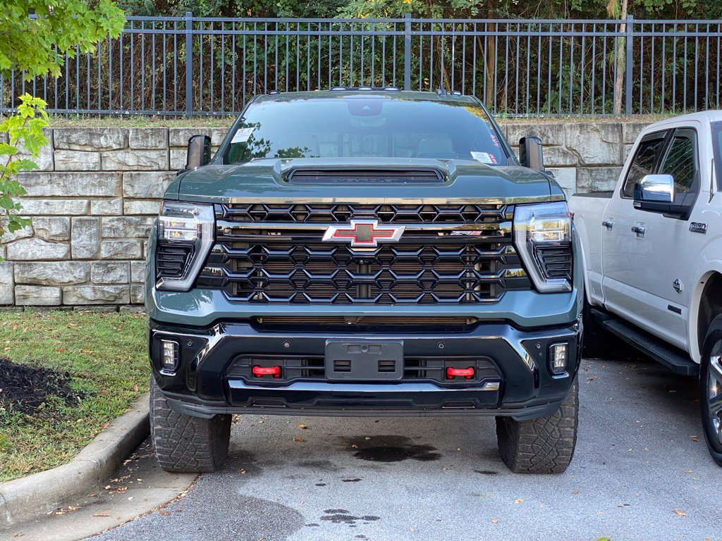Used 2025 Chevrolet Silverado 2500 ZR2 w/ Technology Package AWD/4WD image 2