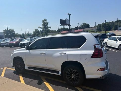 Used 2022 Lexus GX 460 Premium w/ Accessory Package AWD/4WD image 3