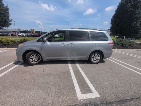 Used 2013 Toyota Sienna XLE w/ Entertainment Pkg FWD image 2