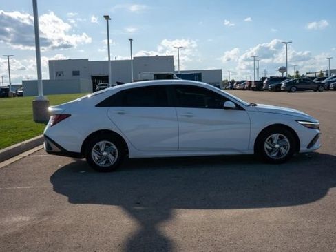 Used 2024 Hyundai Elantra SE FWD image 8