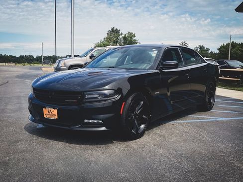 Used 2018 Dodge Charger R/T RWD image 14