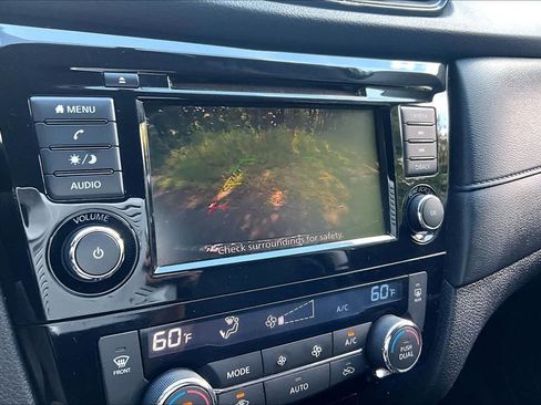 Used 2018 Nissan Rogue SV AWD/4WD image 27