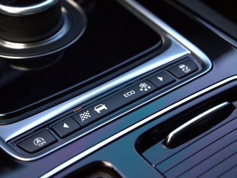 Used 2018 Jaguar XE Premium image 24