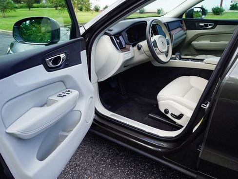 Used 2022 Volvo XC60 B5 Momentum w/ Advanced Package image 11