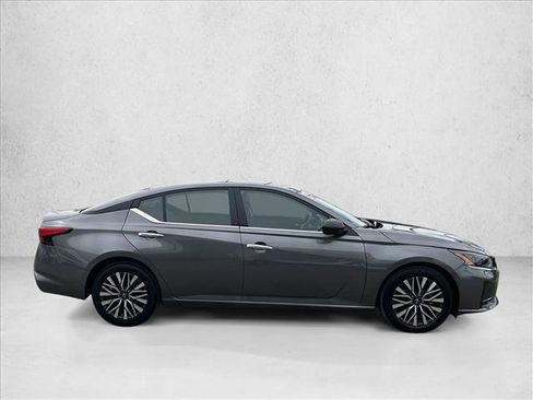 Used 2025 Nissan Altima 2.5 SV FWD image 4