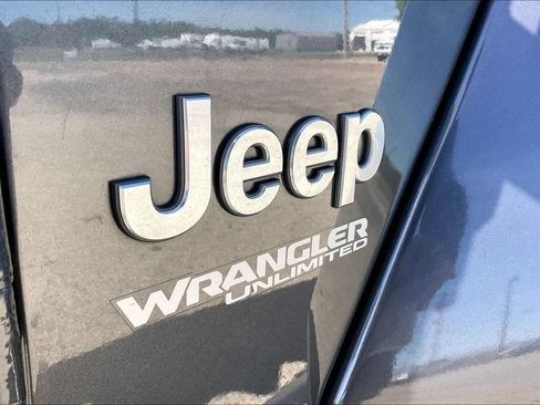 Used 2019 Jeep Wrangler Unlimited Sahara AWD/4WD image 27