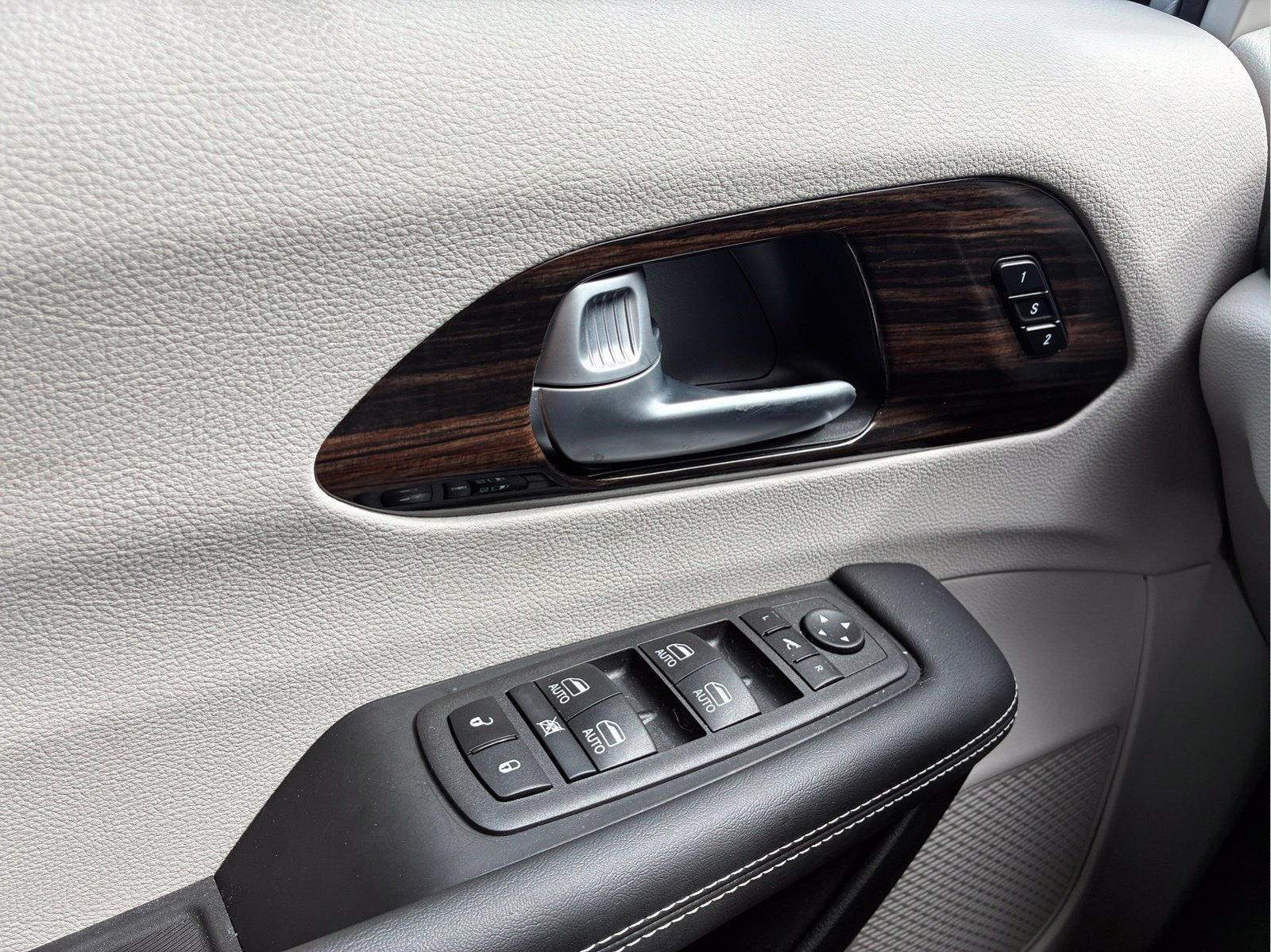 Certified 2024 Chrysler Pacifica Limited AWD/4WD image 25