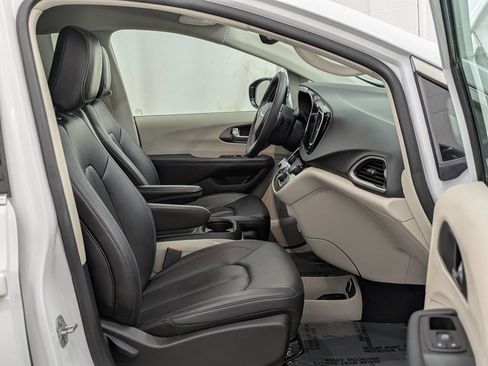 Used 2024 Chrysler Pacifica Touring-L FWD image 18