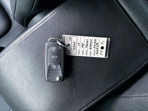 Used 2017 Volkswagen Tiguan S image 33