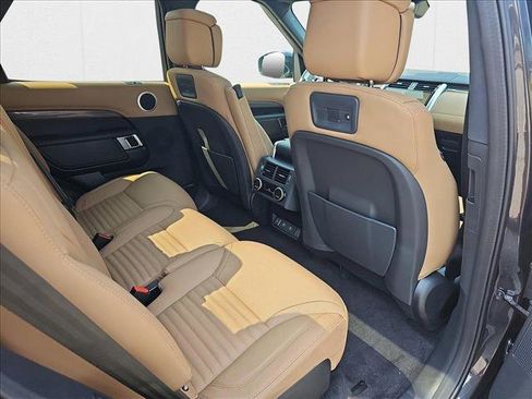 New 2024 Land Rover Discovery Metropolitan Edition image 6