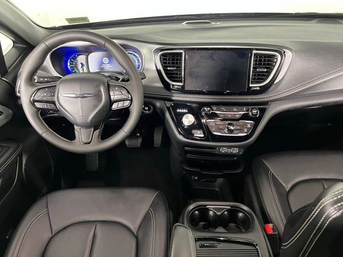 Certified 2024 Chrysler Pacifica Limited image 13