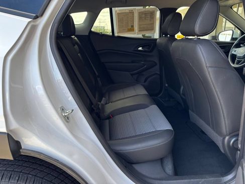 Used 2025 Chevrolet Trax LT FWD image 46