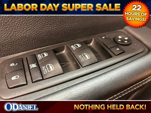 Used 2025 Chrysler Pacifica Select FWD image 9