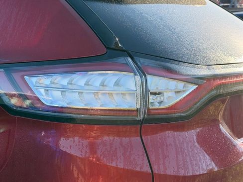 Used 2017 Ford Edge Titanium w/ Technology Package FWD image 10