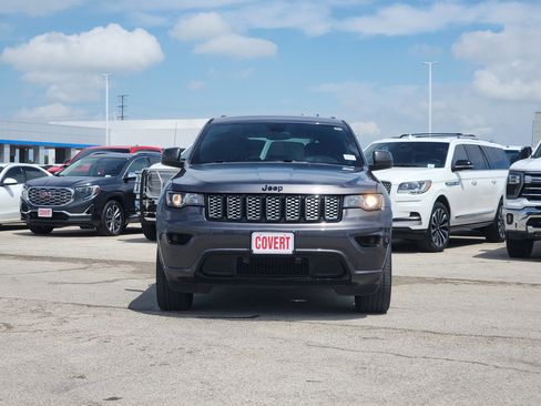 Used 2018 Jeep Grand Cherokee Altitude RWD image 2