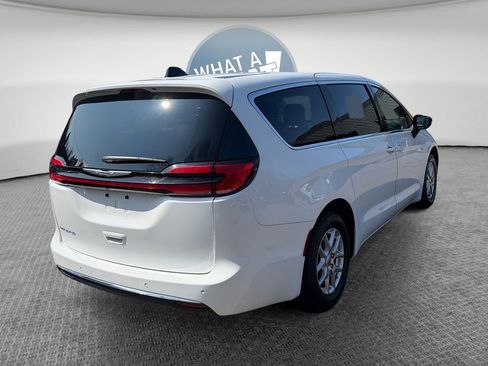 Certified 2024 Chrysler Pacifica Touring-L image 3
