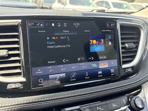 Used 2024 Chrysler Pacifica Touring-L FWD image 13