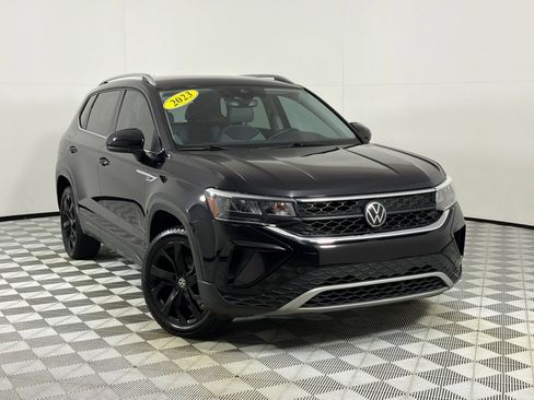 Used 2023 Volkswagen Taos SE w/ Black Wheel Package FWD image 2