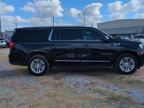 Used 2022 GMC Yukon XL SLT w/ SLT Premium Package image 9