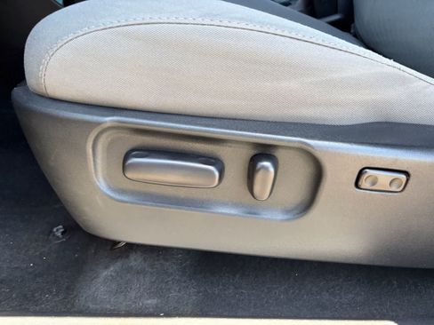 Used 2021 Toyota Tacoma SR5 AWD/4WD image 11