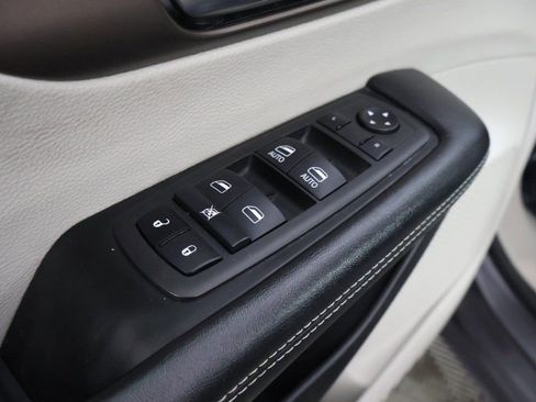 Used 2023 Chrysler Voyager LX image 35