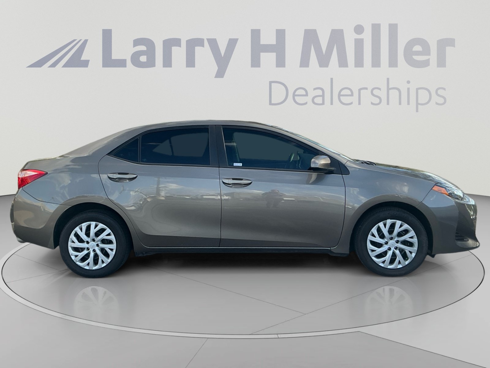 Used 2019 Toyota Corolla LE w/ Carpet Mat Package (TMS) FWD image 6