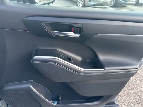 Used 2021 Toyota Highlander XLE image 37