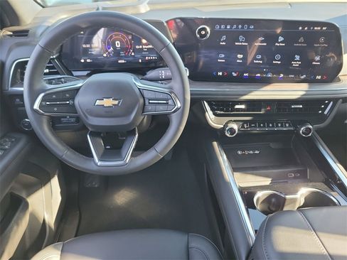 Used 2025 Chevrolet Suburban LT w/ Comfort Package image 4