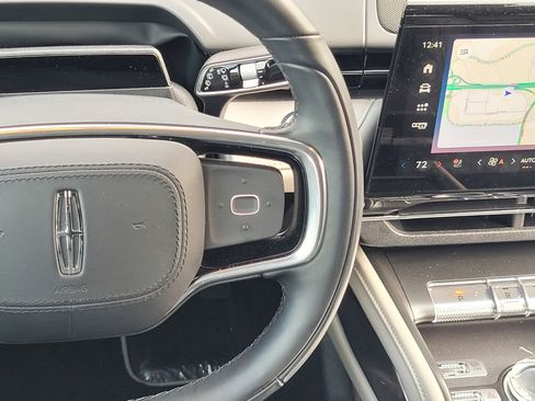 Used 2025 Lincoln Nautilus Premier image 14