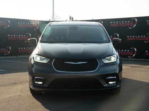 Used 2023 Chrysler Pacifica Touring-L image 2