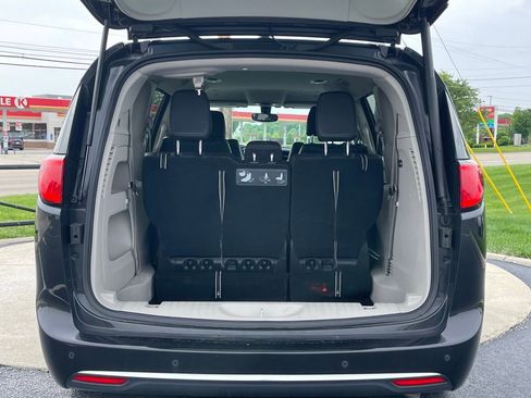 Used 2020 Chrysler Pacifica Touring-L Plus FWD image 7