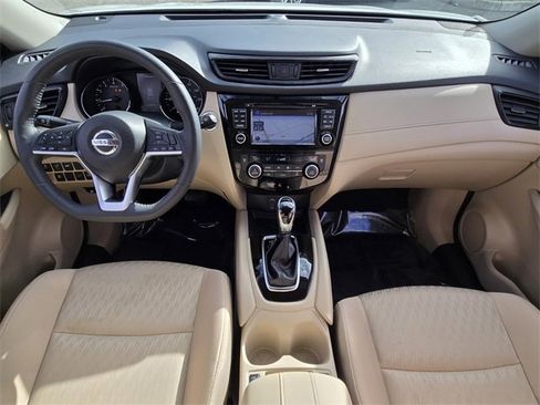 Used 2017 Nissan Rogue SV w/ SV Premium Package image 11