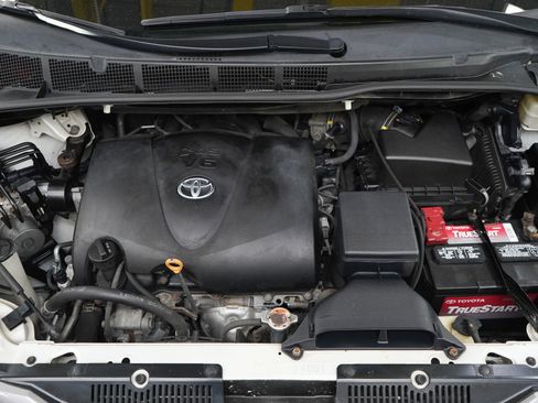 Used 2017 Toyota Sienna XLE Premium AWD/4WD image 36