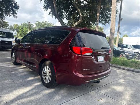 Used 2019 Chrysler Pacifica Touring-L FWD image 9