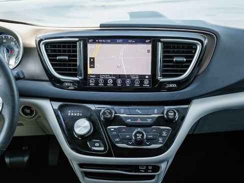 Used 2018 Chrysler Pacifica Touring Plus w/ Tire & Wheel Group FWD image 13