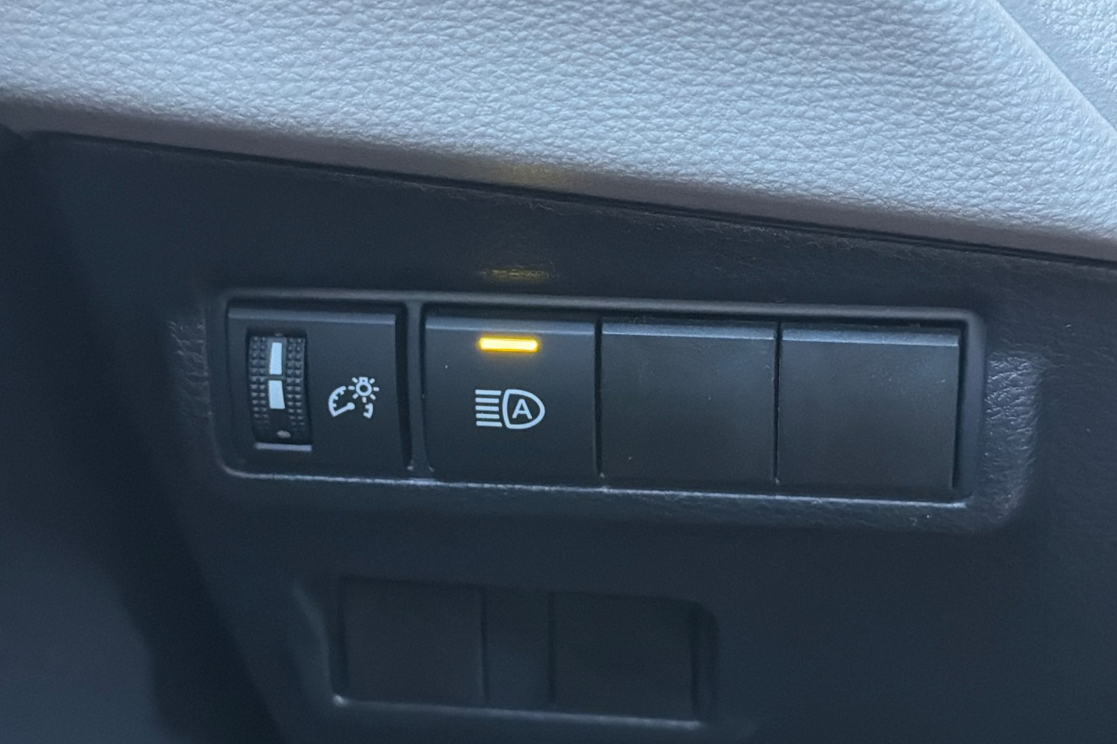 Used 2025 Toyota Corolla Cross L FWD image 34