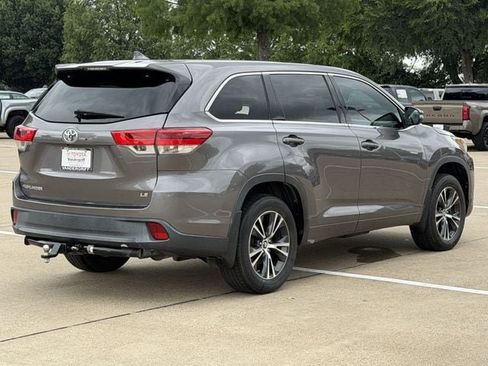 Used 2018 Toyota Highlander Plus FWD image 4