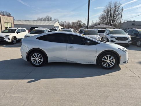Used 2024 Toyota Prius XLE FWD image 4