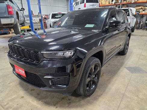 Used 2023 Jeep Grand Cherokee Altitude AWD/4WD image 4