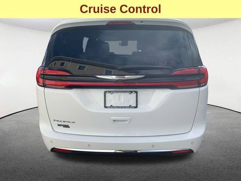 Used 2025 Chrysler Pacifica Select image 12