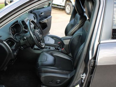 Used 2019 Jeep Cherokee Latitude Plus w/ Comfort/Convenience Group FWD image 13