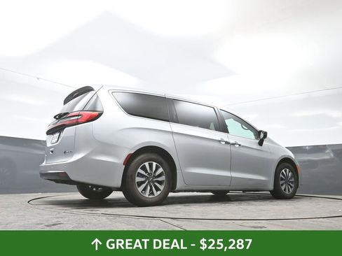 Used 2024 Chrysler Pacifica Limited FWD image 52