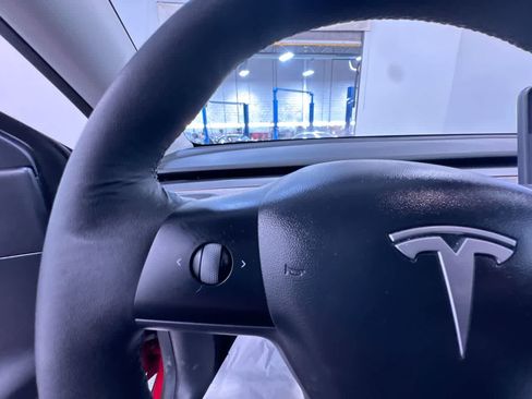 Used 2022 Tesla Model Y Long Range image 19