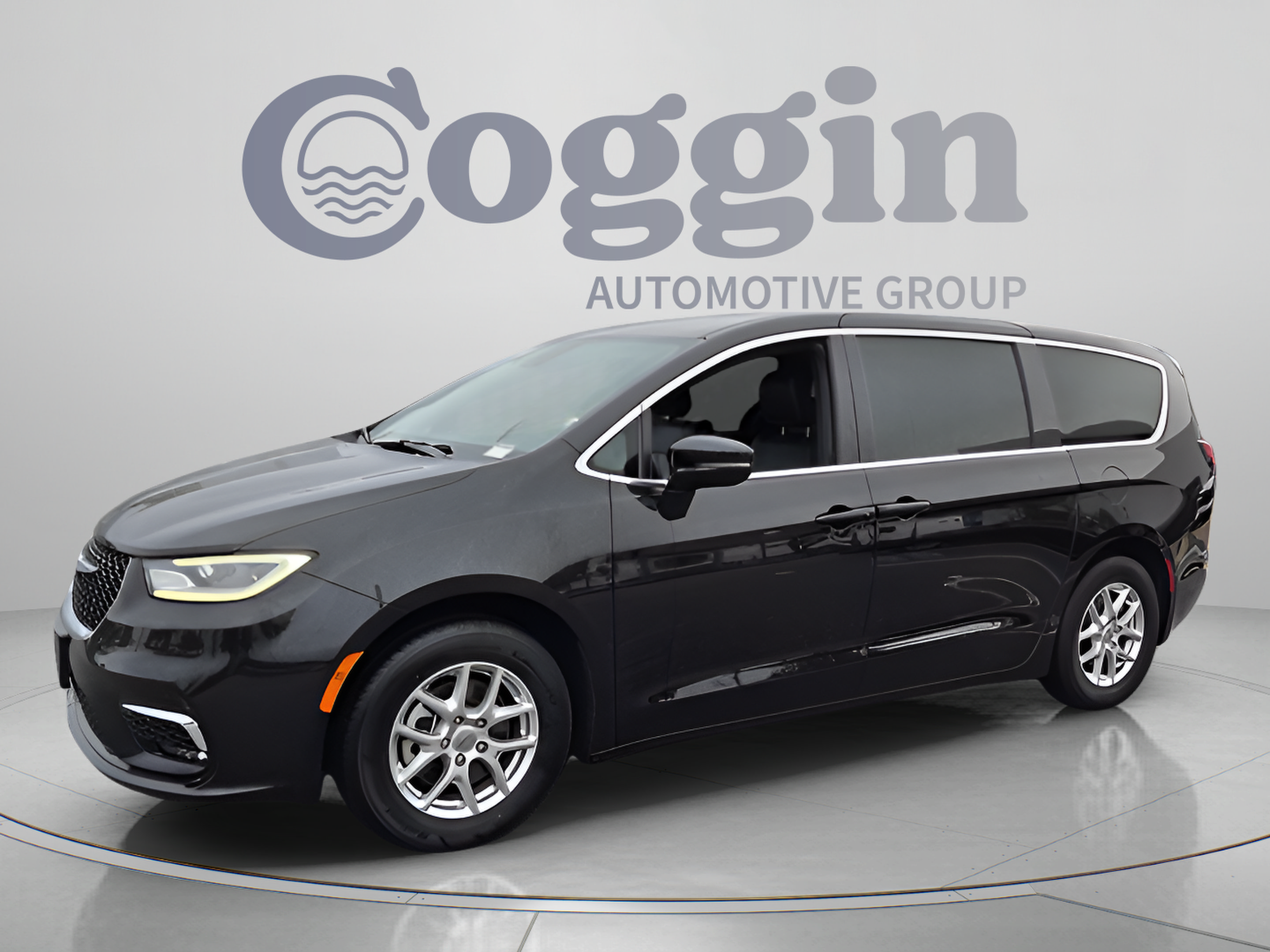 Used 2025 Chrysler Pacifica Select FWD image 1