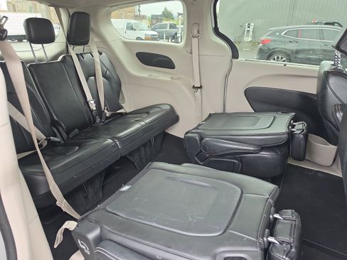 Used 2023 Chrysler Pacifica Touring-L FWD image 15