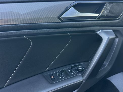 Used 2023 Volkswagen Tiguan SE w/ Panoramic Sunroof Package FWD image 11