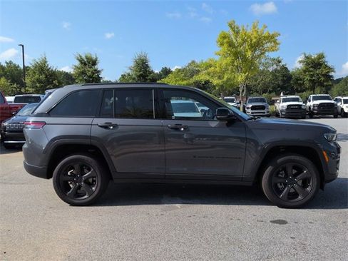 Certified 2024 Jeep Grand Cherokee Altitude image 3