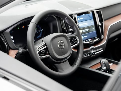 Used 2024 Volvo XC60 T8 Plus image 9